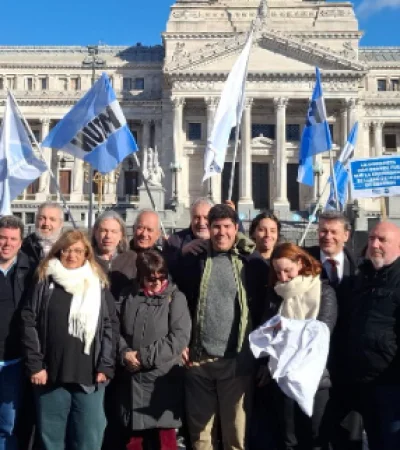 La Unión de Trabajadores de la Educación ayer concurrieron al Congreso con el fin de plantearles a los legisladores sus urgencias.