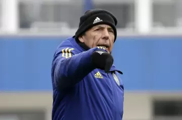 A horas de asumir en Boca, Russo le pasó a Riquelme la lista de refuerzos