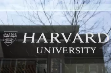 Frenan medida que prohíbe a la Universidad de Harvard matricular extranjeros