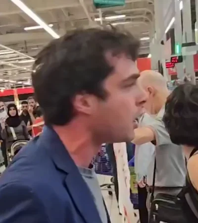Activista italiano instó a los compradores a boicotear un supermercado.