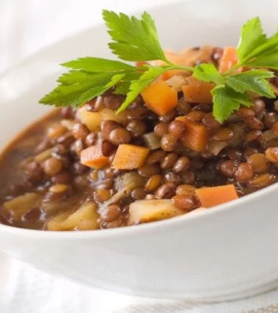 El guiso de lentejas nos aporta proteínas, fibra y minerales esenciales.