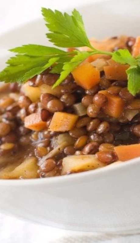 El guiso de lentejas nos aporta proteínas, fibra y minerales esenciales.