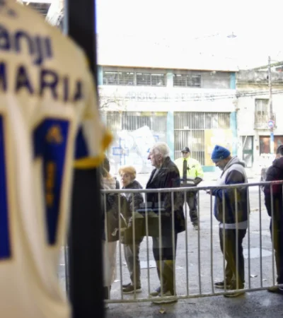 La camiseta de Rosario Central ya está a la venta por lo que los aficionados comenzaron a hacer cola a la espera de comprarla.