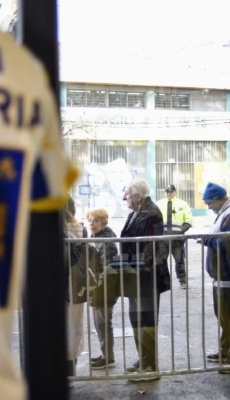 La camiseta de Rosario Central ya está a la venta por lo que los aficionados comenzaron a hacer cola a la espera de comprarla.