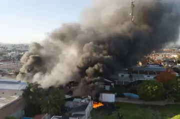 Impresionante incendio en una pañalera: colapsó el techo