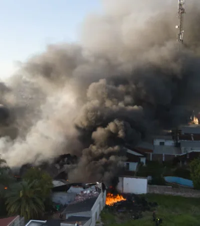 Vista aérea del incendio de la pañalera en Lomas del Mirador, en la provincia de Buenos Aires.