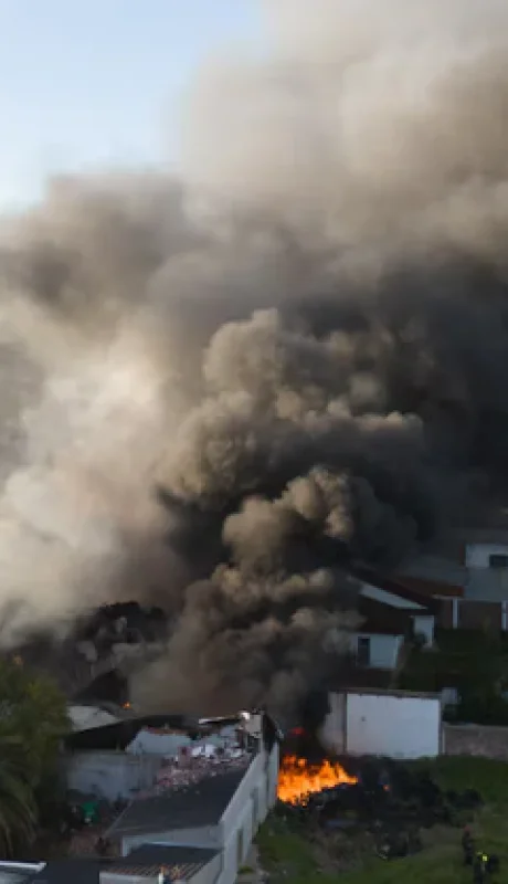 Vista aérea del incendio de la pañalera en Lomas del Mirador, en la provincia de Buenos Aires.