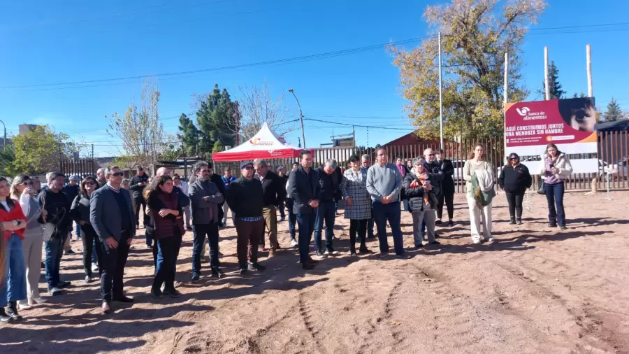 El Ministro de Educación, Infancia y DGE, Tadeo García Zalazar, y el intendente de Godoy Cruz, Diego Costarelli, recorrieron el predio.