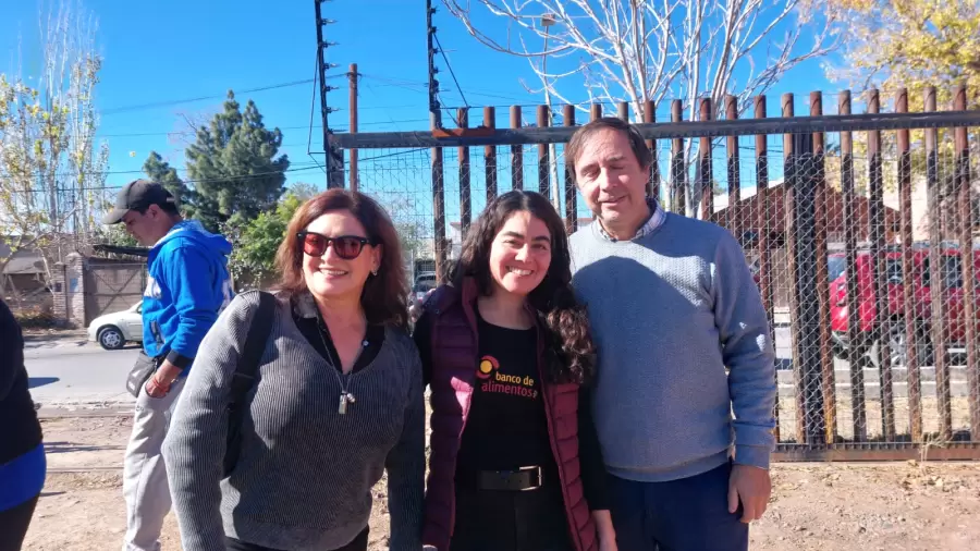 Los integrantes de la comisión del Banco de Alimentos.