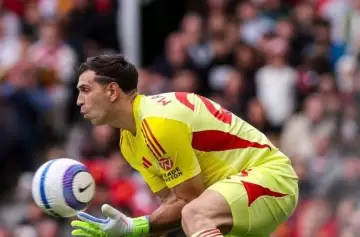 Una brutal atajada del "Dibu" Martínez fue la mejor del año en el fútbol inglés