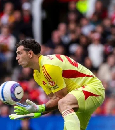 El arquero argentino Dibu Martínez recibió la distinción en la élite del fútbol inglés/ Fuente: Web