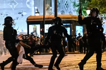 París dividida: fiesta y disturbios tras la victoria del PSG en Champions League