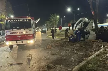 Video: un adolescente y un adulto murieron tras un brutal choque y vuelco en Maipú