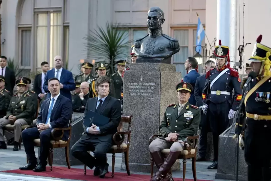 Destacan la dirección política de las fuerzas armadas