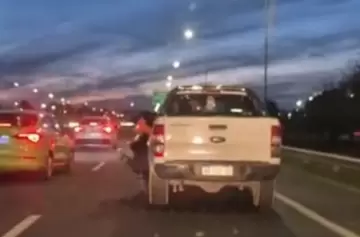 Un conductor en fuga arrastró a un policía en un control y quedó todo grabado