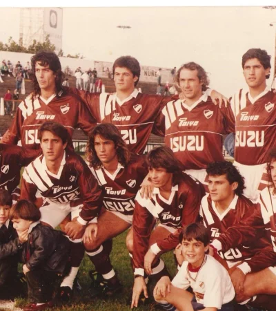 Ariel Orellano es el cuarto de arriba. A su lado el volante Dalla Líbera y el arquero Serrano