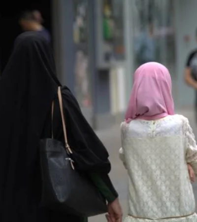 Irán suspendió el uso del hiyab.