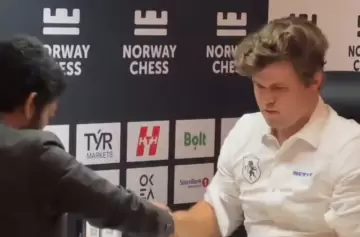 Magnus Carlsen perdió con un joven de 19 años y su enojo recorrió el mundo