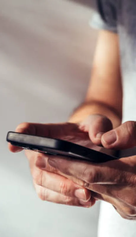 Persona que nunca contesta sus mensajes de WhatsApp.