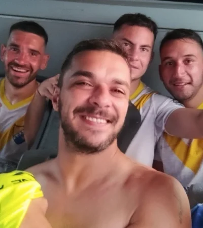 Enzo es el que sostiene la remera amarilla