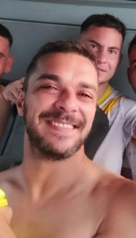 Enzo es el que sostiene la remera amarilla