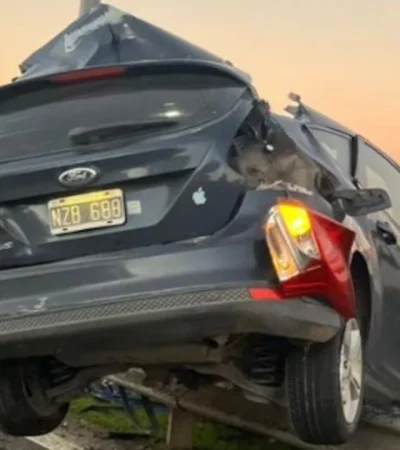 El auto destrozado luego del accidente.