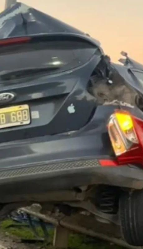 El auto destrozado luego del accidente.