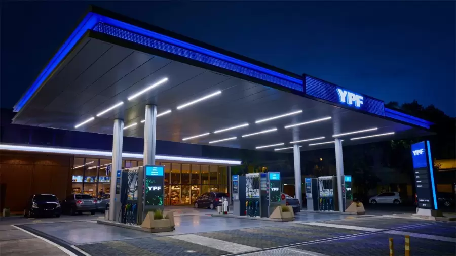 YPF de noche