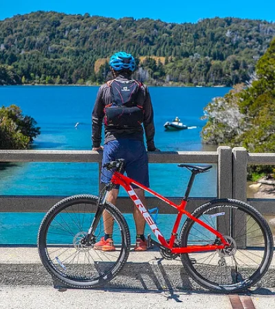 La ruta en bicicleta por Circuito Chico tiene vistas panorámicas del Lago Nahuel Huapi/
