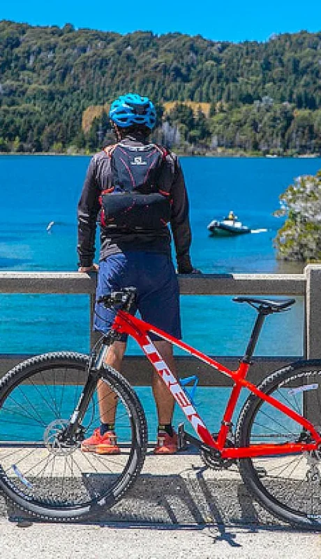 La ruta en bicicleta por Circuito Chico tiene vistas panorámicas del Lago Nahuel Huapi/