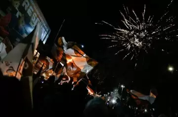 La hinchada de Platense celebró el histórico título en el legendario Puente Saavedra