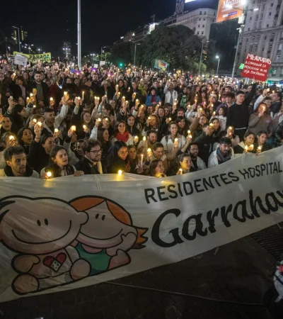 "Sin residentes no hay hospital, precarizados no vamos a trabajar", la consigna de los médicos en la marcha de velas.