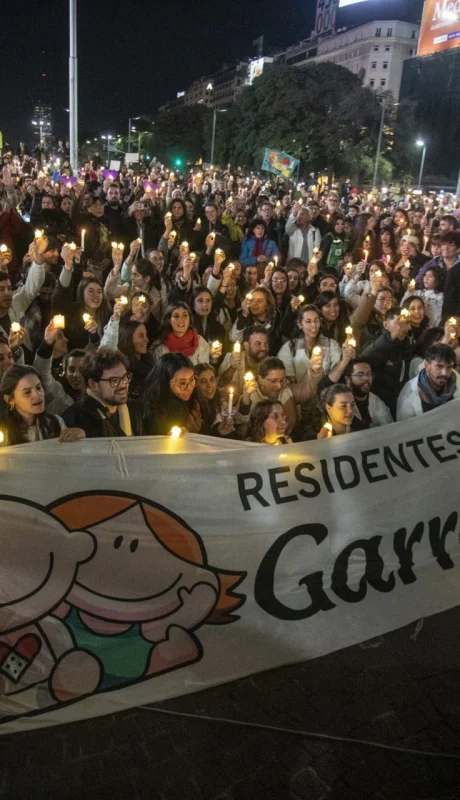 "Sin residentes no hay hospital, precarizados no vamos a trabajar", la consigna de los médicos en la marcha de velas.