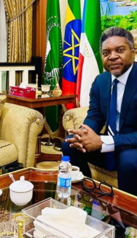 Juan Ignacio Roccatagliata con el embajador de Guinea Ecuatorial en Etiopía, Miguel Ntutumu Evuna.