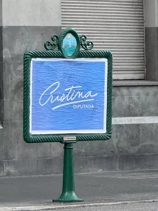 Las calles de Buenos Aires amanecieron empapeladas con la firma de la exvicepresidenta.