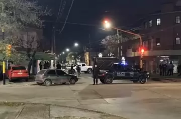 Asesinó a la pareja de su ex y se atrincheró en un gimnasio: tensión, disparos y rehenes