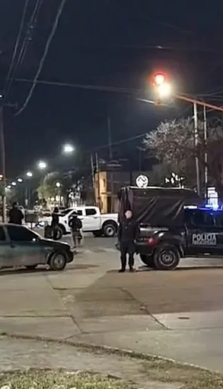 Asesinó a la pareja de su ex y se atrincheró en un gimnasio: tensión, disparos y rehenes