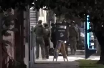 Después de 10 horas atrincherado, se suicidó el policía que mató a la novia de su ex pareja