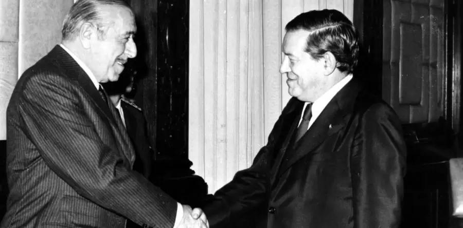 El presidente Héctor J. Cámpora y el ministro de Economía, José Ber Gelabard. (Foto: archivo web)