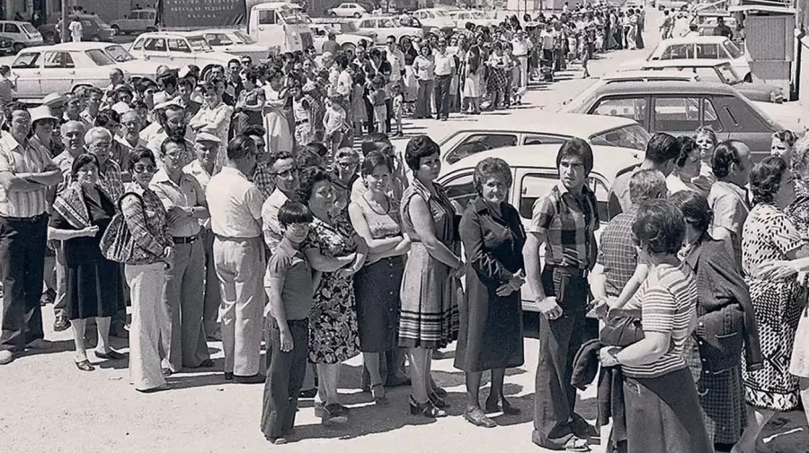 Las largas colas para comprar los alimentos eran una imagen común en aquellos días. (Foto: archivo web)