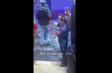 Filman a un policía en una situación inusual en un boliche y ahora lo investigan