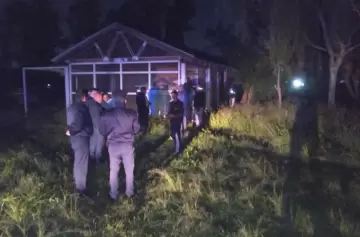 Niños que jugaban en un pastizal se encontraron con una horrible sorpresa