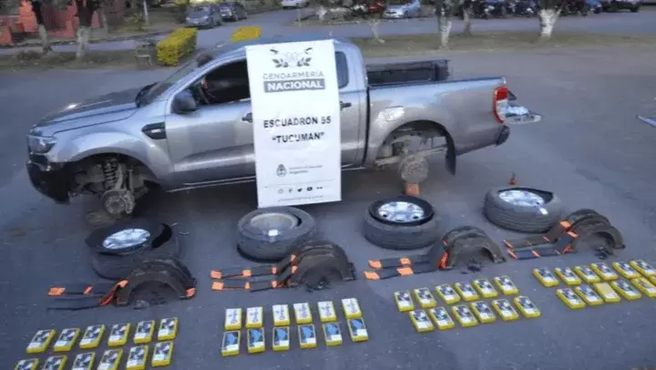 La camioneta donde la mujer ocultaba la droga. (Foto: NA)