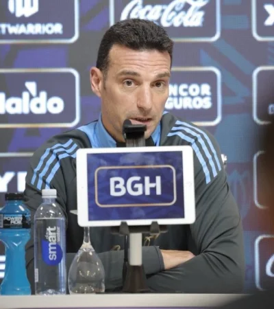 Scaloni en conferencia de prensa.