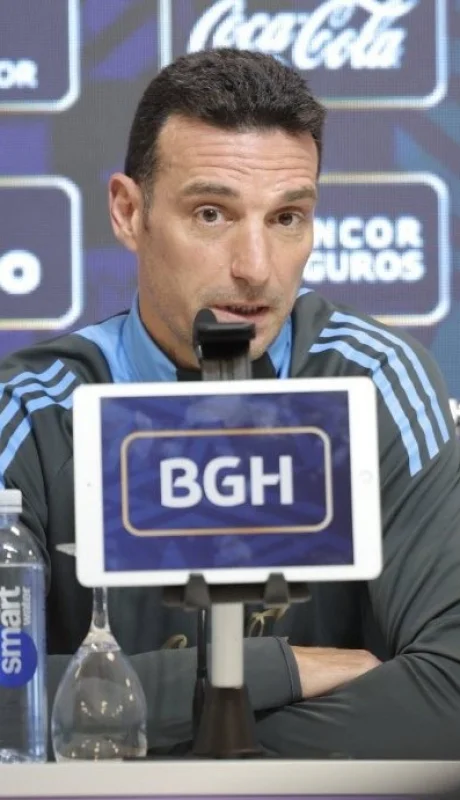 Scaloni en conferencia de prensa.