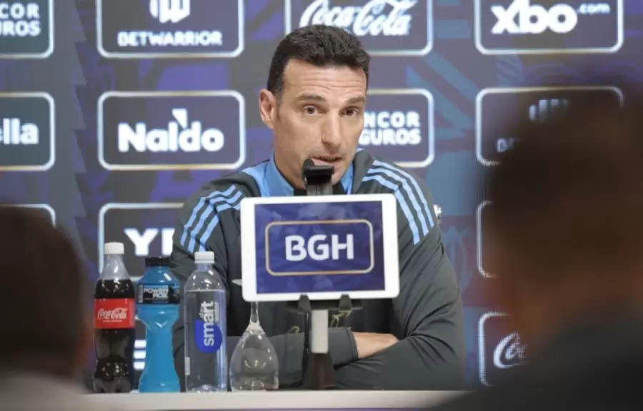 Scaloni en conferencia de prensa.