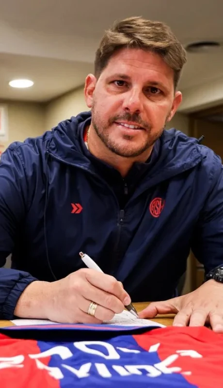 Damián Ayude dirigía la Reserva