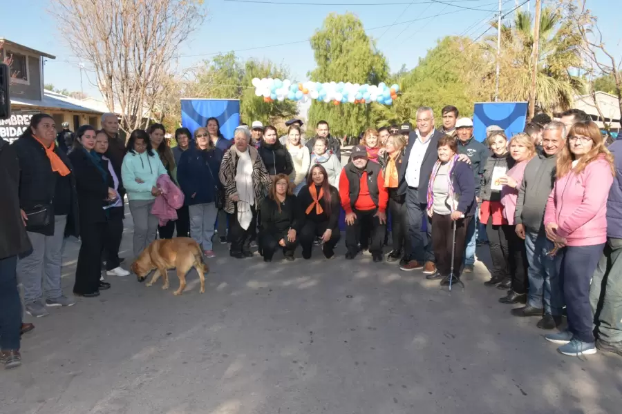 Alfredo Cornejo y el intendente Edgardo González inauguraron la red de gas natural en Lavalle.