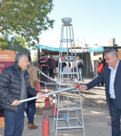 Alfredo Cornejo y el intendente Edgardo González inauguraron la red de gas natural en Lavalle.