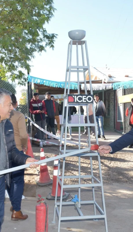 Alfredo Cornejo y el intendente Edgardo González inauguraron la red de gas natural en Lavalle.